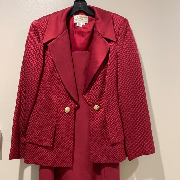 Dresses - Picture 3 of 9